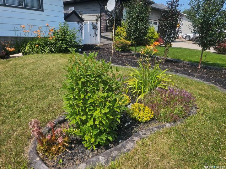 Property Photo:  817 2nd Street W  SK S0K 4W0 
