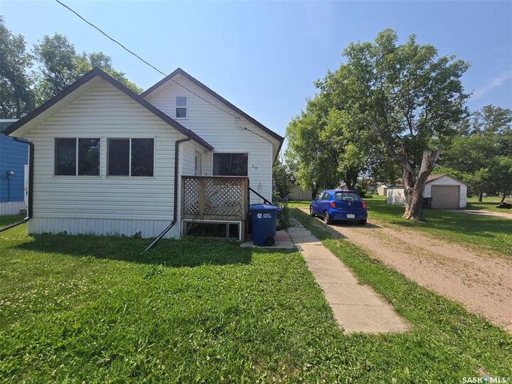 Property Photo:  910 Pacific Street  SK S0G 2B0 