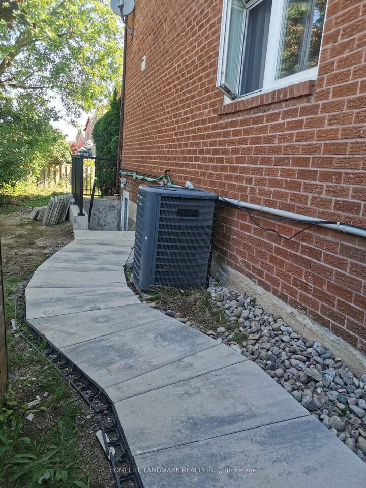 Property Photo:  2 Maxwell Ct Court  ON L4J 6Y3 