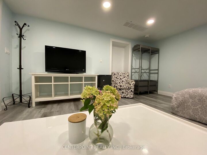 Property Photo:  85 Montressor Drive Bmt  ON M2P 1Z3 