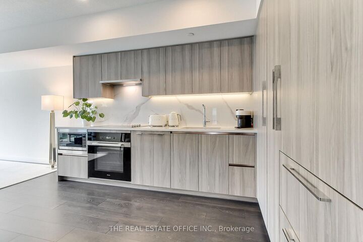 Property Photo: 1 Concord Cityplace Way 611 ON M5V 0X3