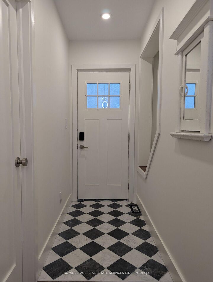 Property Photo:  264A Hastings Avenue Main  ON M4L 2M1 