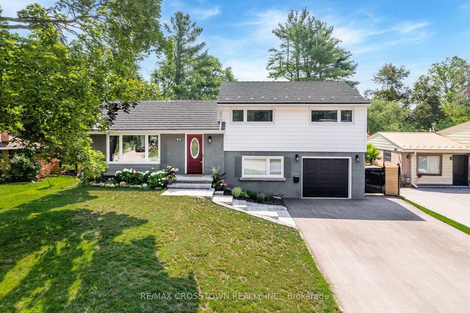 Property Photo:  11 Castle Drive  ON L4N 1P7 