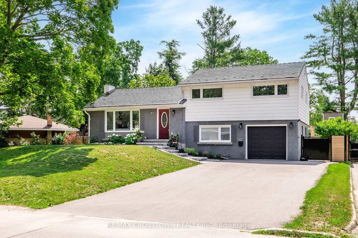 11 Castle Drive — photo 1