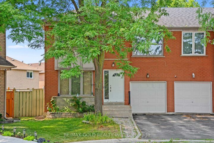 Property Photo: 27 Lofty Pines Place ON L6R 1K6