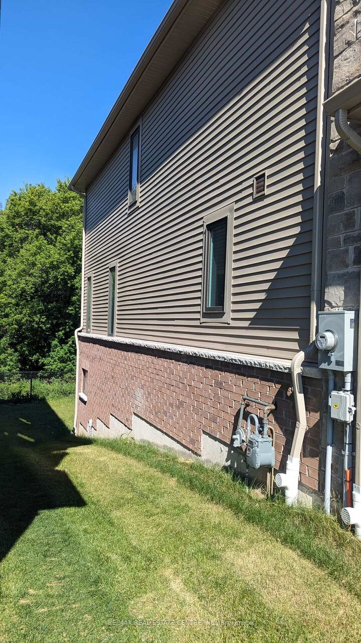 Property Photo: 100 Hollywood Court 49 ON N1R 0C5
