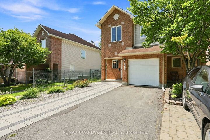 Property Photo: 5981 Pineglade Crescent ON K1W 1G7