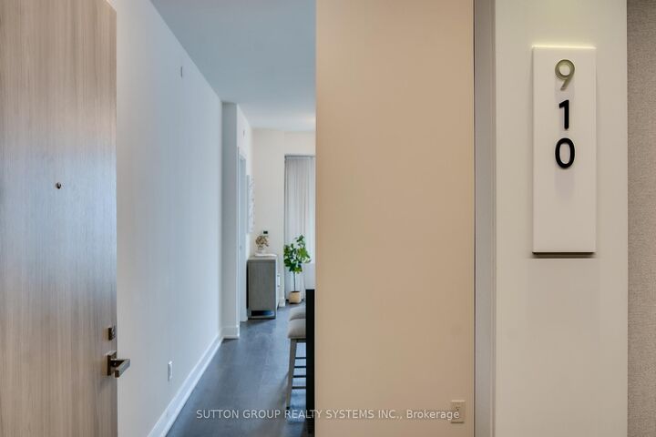 Property Photo: 80 Vanauley Street 910 ON M5T 0C9