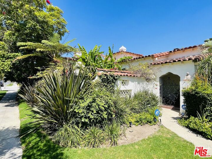 Property Photo:  201 N Doheny Dr  CA 90211 