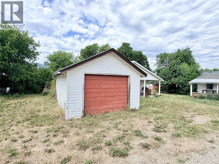 Property Photo: 112 7th Avenue North BC V0B 1G3