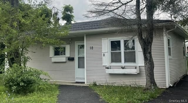 Property Photo:  10 Croydon Road  NY 11701 