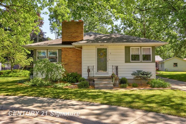 Property Photo:  9 Oakland Court  MI 48732 
