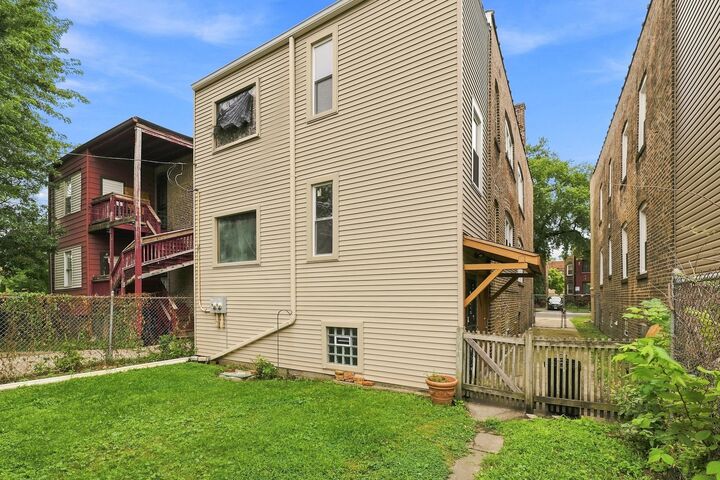 Property Photo:  8718 S Kingston Avenue  IL 60617 