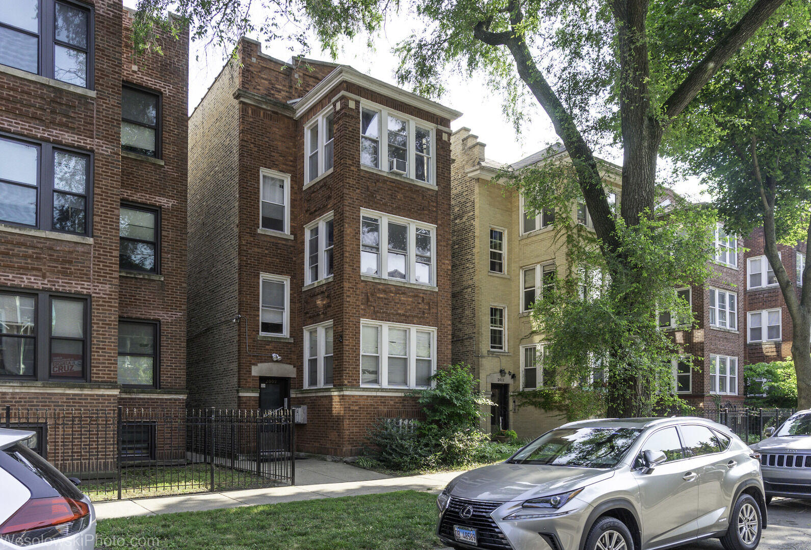 Property Photo:  2009 W Birchwood Avenue  IL 60645 