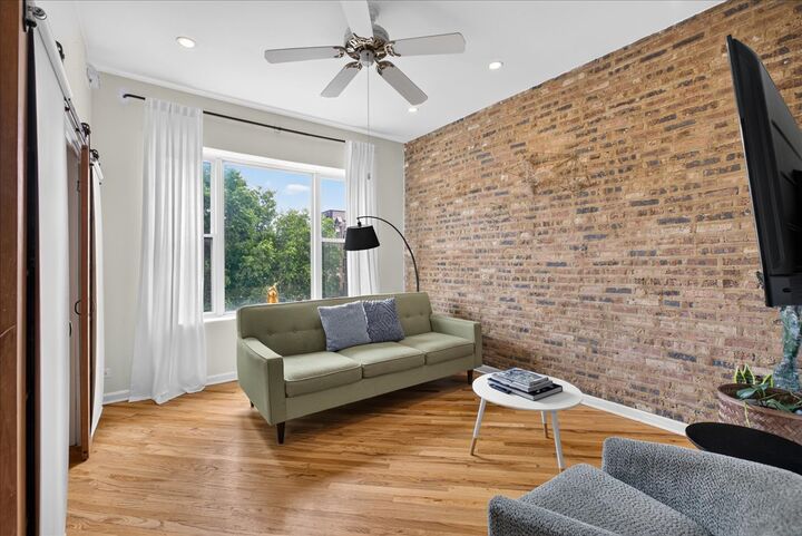 Property Photo: 2100 N Damen Avenue 3F IL 60647