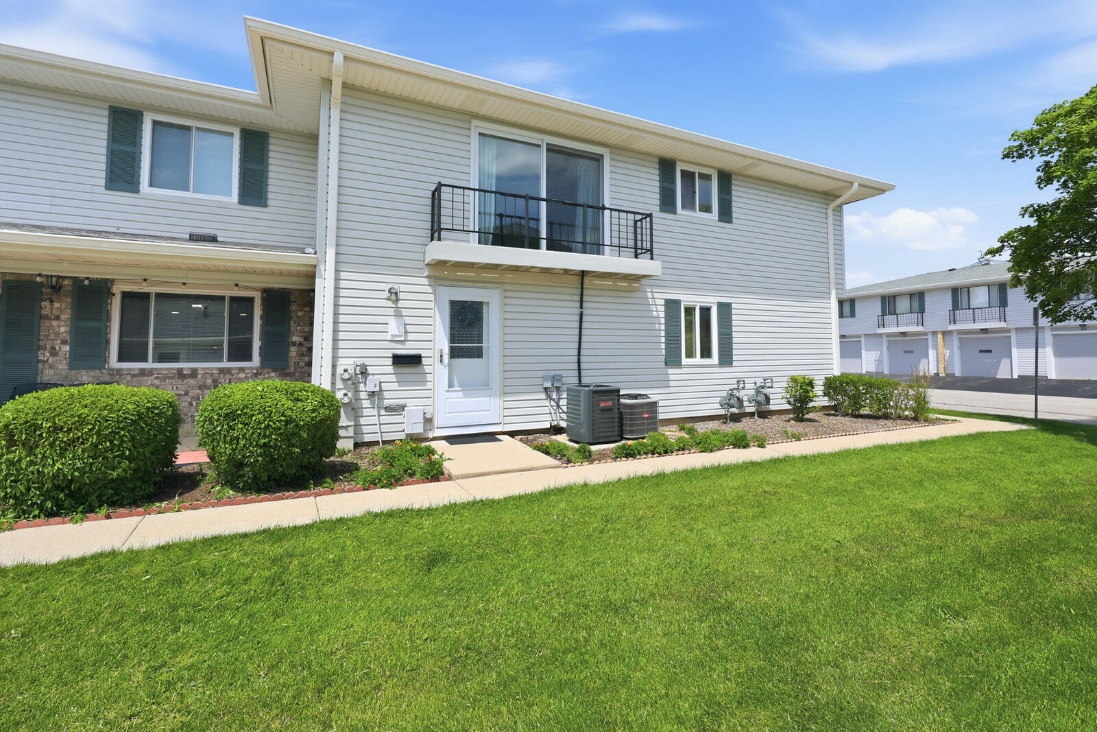 Property Photo: 220 Sagamore Court 220 IL 60194