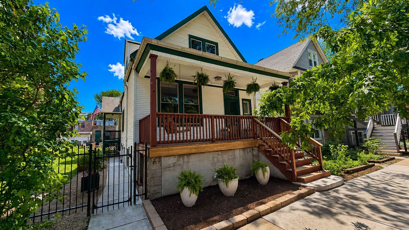 Property Photo:  1819 W Cornelia Avenue  IL 60657 