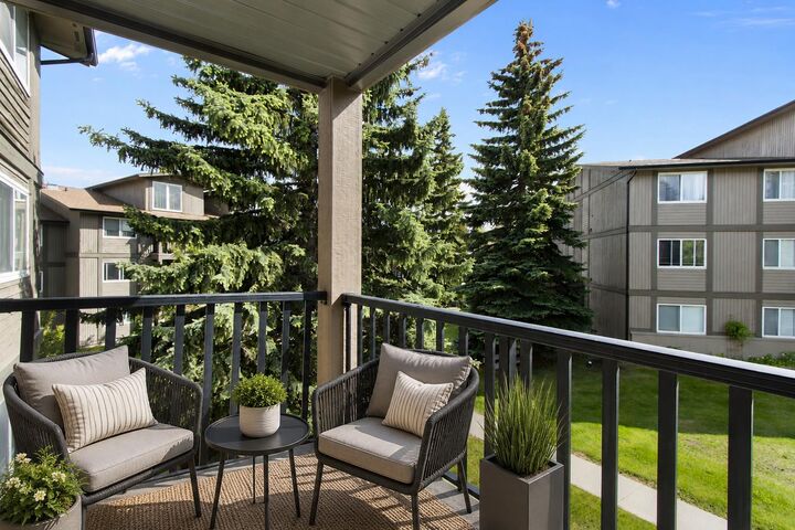 Property Photo: 6400 Coach Hill Road SW 522 AB T3H 1B8