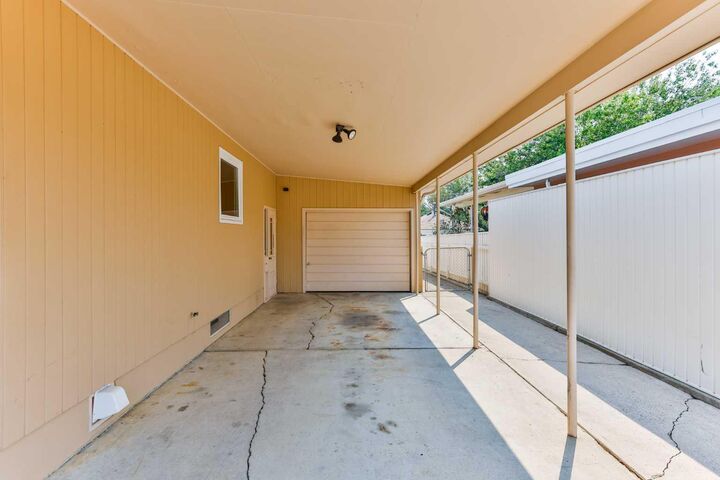 Property Photo:  2206 16 Avenue S  AB T1K 0Z6 