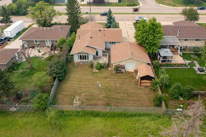 Property Photo: 37 Pamely Avenue AB T4P 1L2