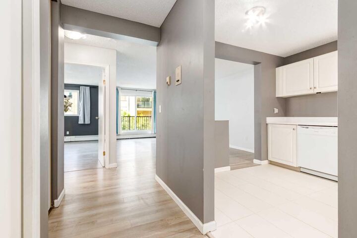 Property Photo:  385 Patterson Hill SW 4203  AB T3H 2P3 