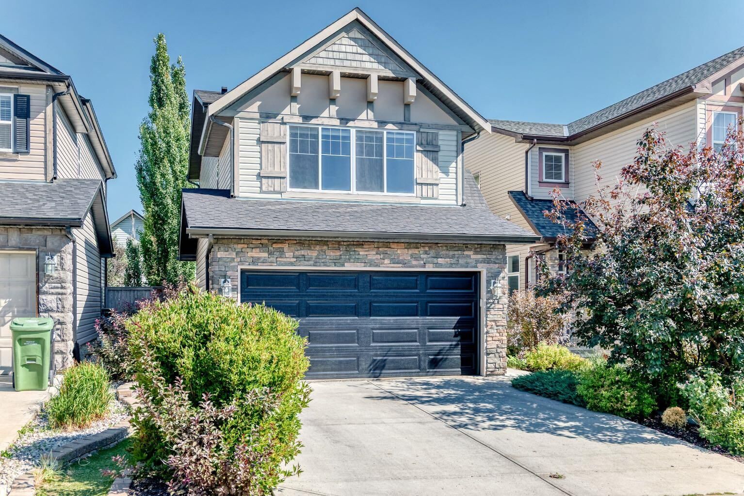 Property Photo:  325 Kincora Glen Rise NW  AB T3R 0B5 