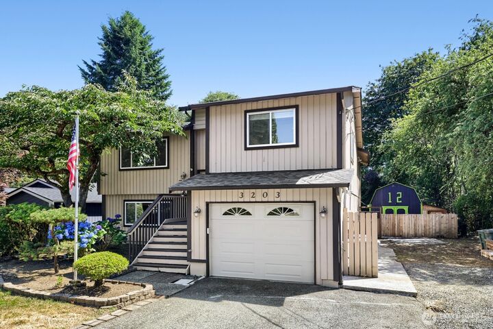 Property Photo:  3203 NE 195th St  WA 98155 
