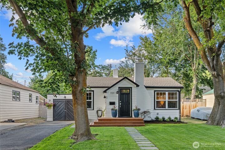 Property Photo: 709 E Tacoma Avenue WA 98926