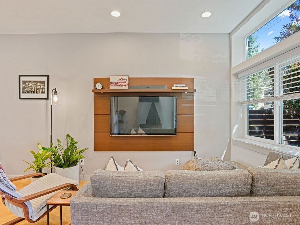 Property Photo: 6911 California Avenue SW C WA 98136