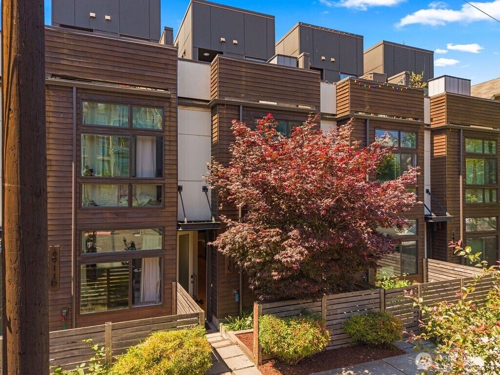 Property Photo: 6911 California Avenue SW C WA 98136
