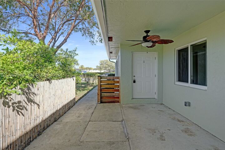 Property Photo: 920 SW 28th St 1-2 FL 33315