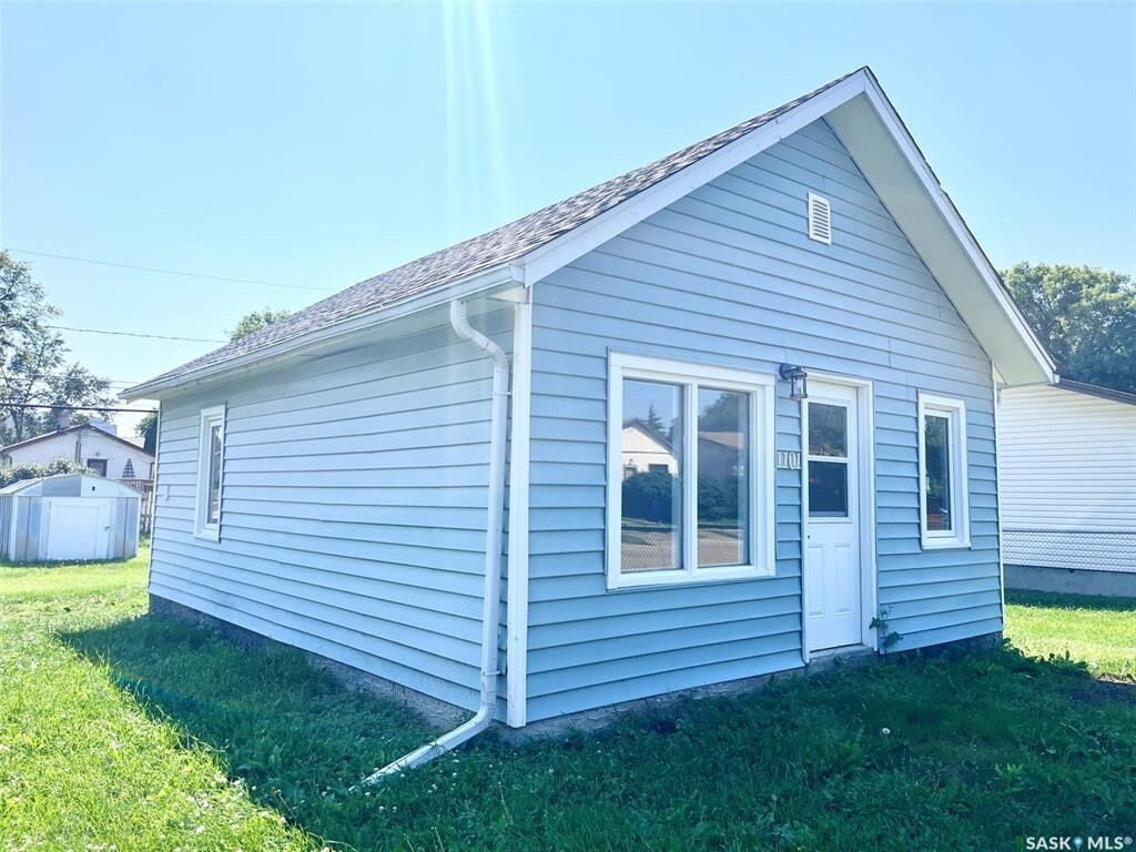 Property Photo:  1101 12th Street W  SK S6V 3E3 