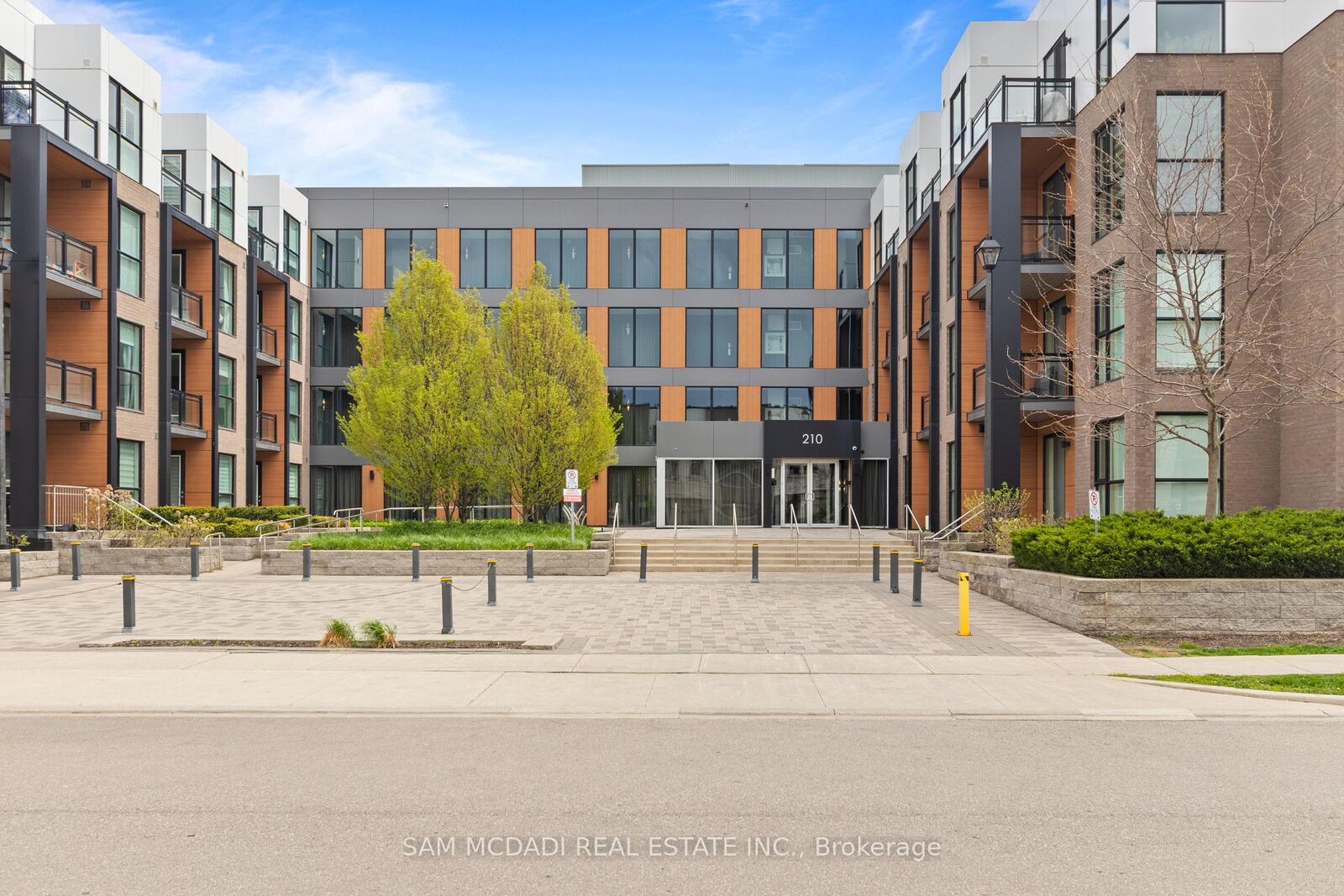 Property Photo:  210 Sabina Drive E 204  ON L6H 0W6 