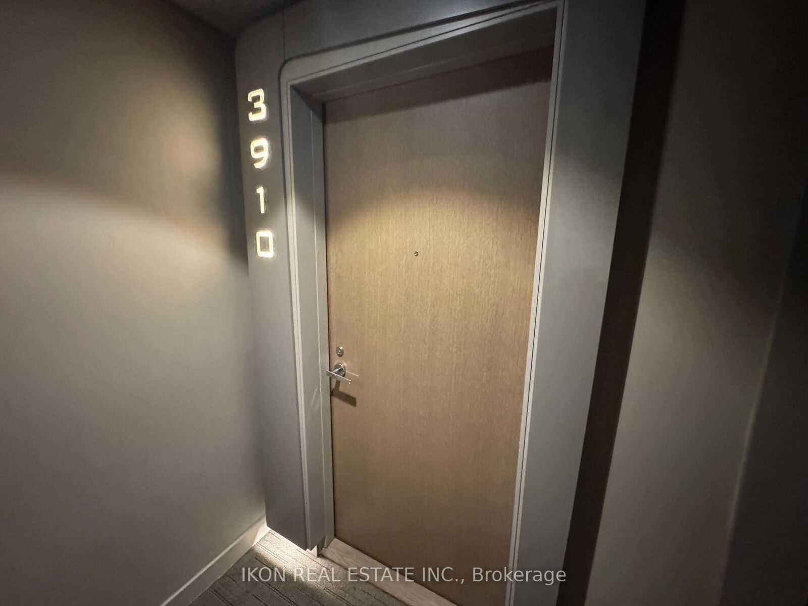 Property Photo:  1 Bloor Street E 3910  ON M4W 0A8 
