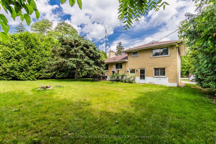 Property Photo: 227 Lakeshore Road W Unit #2 ON L6K 1E9