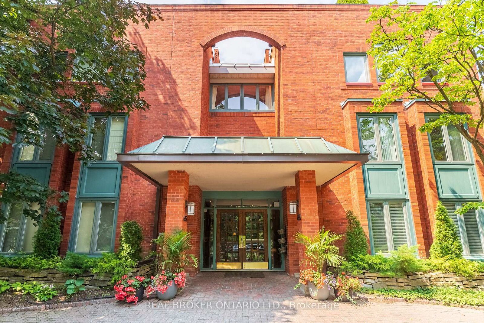 Property Photo: 405 Laurier Avenue E 10 ON K1N 6R4