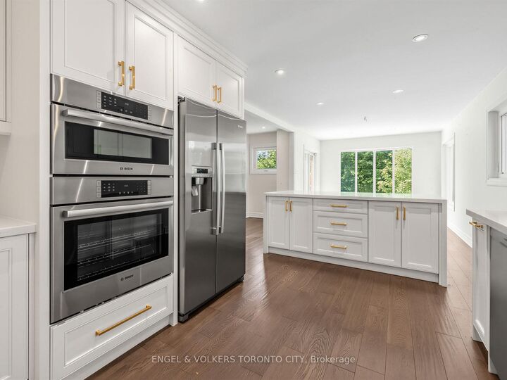 Property Photo: 98 Golf Links Drive ON L4G 3V3