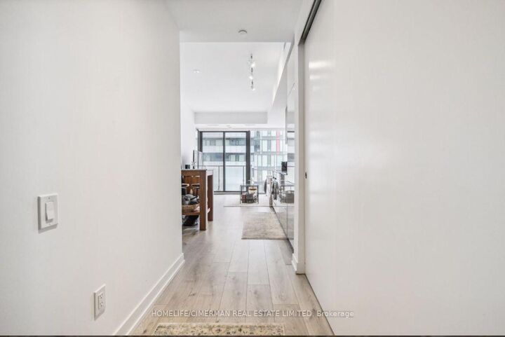 Property Photo: 161 Roehampton Avenue 3608 ON M4P 0C8