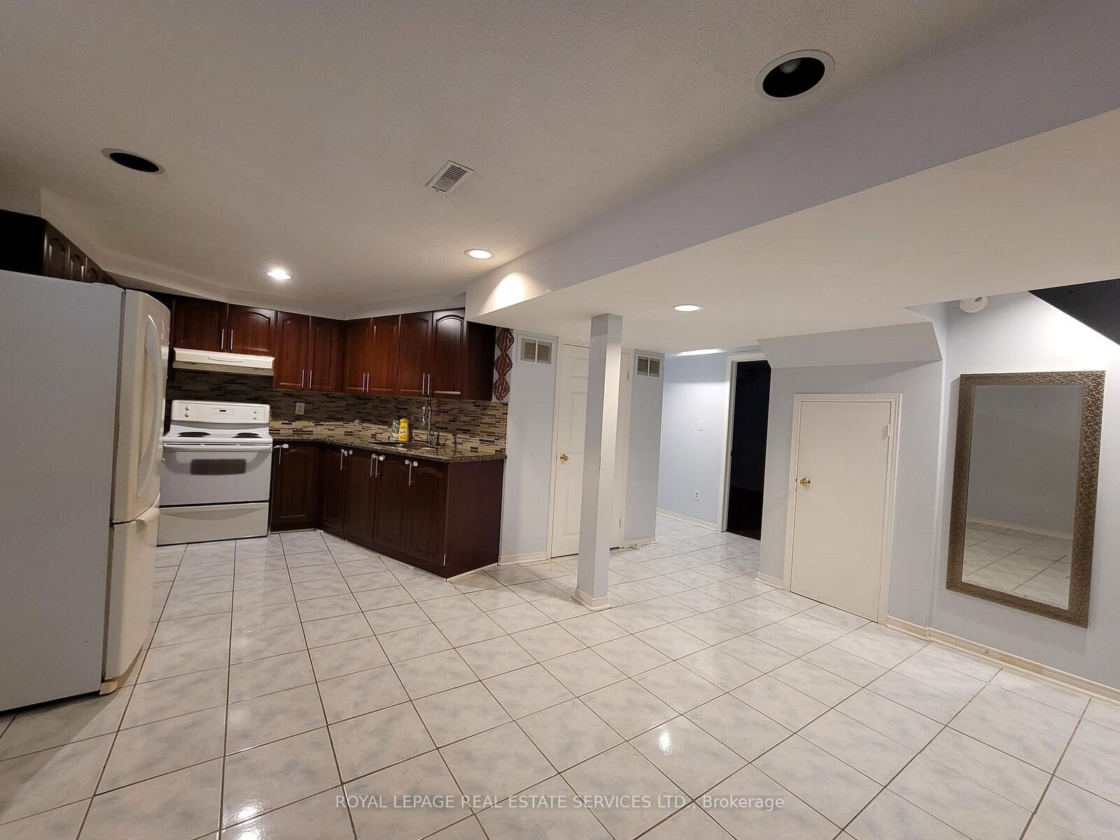Property Photo:  323 Winfield Terrace Bsmt  ON L5R 1N6 