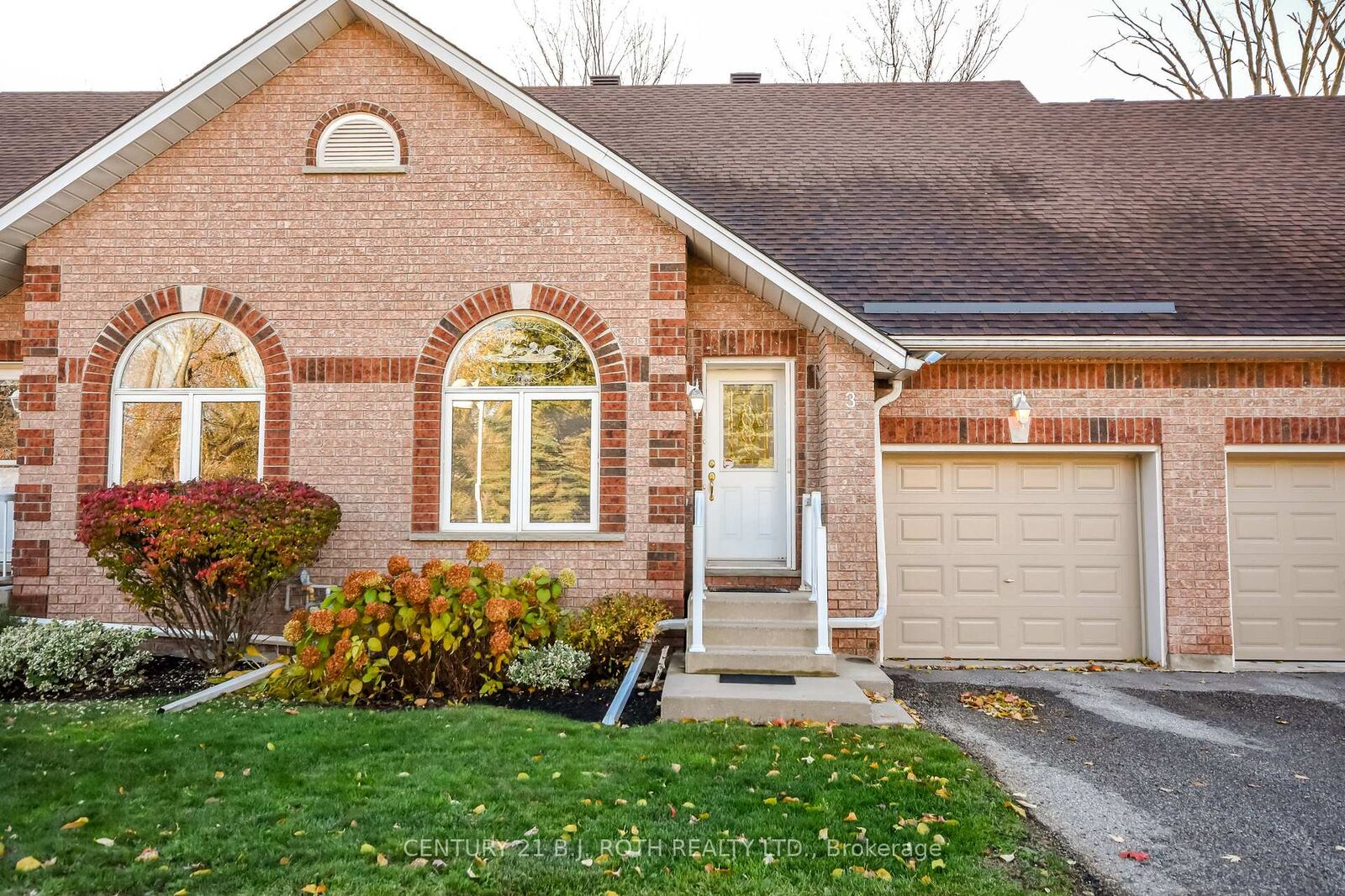 Property Photo: 358 Little Avenue 3 ON L4N 2Z6