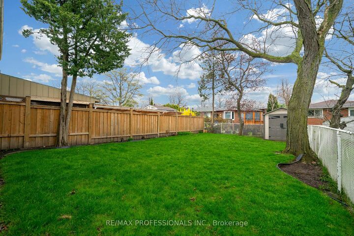 Property Photo: 1877 Silverberry Crescent ON L5J 1C8