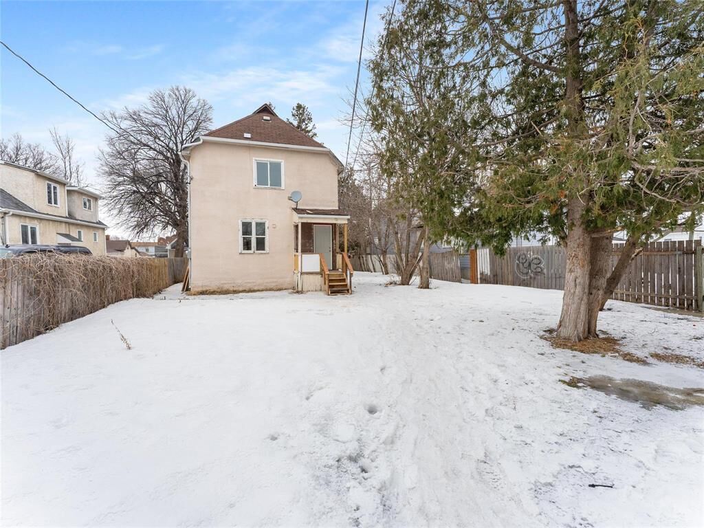 Property Photo: 492 Flora Avenue MB R2W 2S1