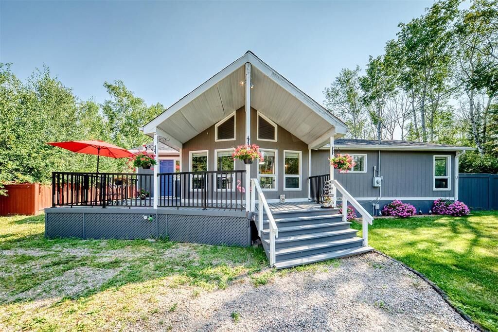 Property Photo: 42 Eastland Drive MB R0E 2A0
