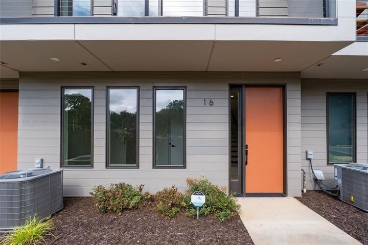 Property Photo:  1300 Memorial Drive SE 16  GA 30317 