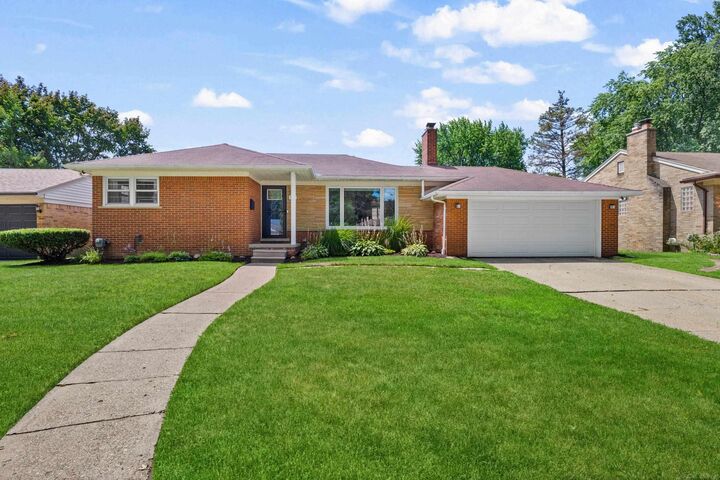 Property Photo:  307 Wellington Crescent Boulevard  MI 48043 
