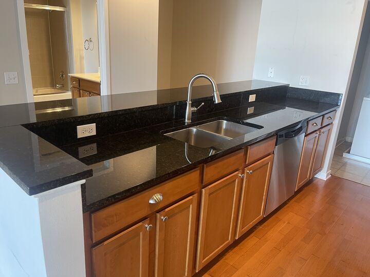 Property Photo: 647 Metropolitan Way 612L IL 60016