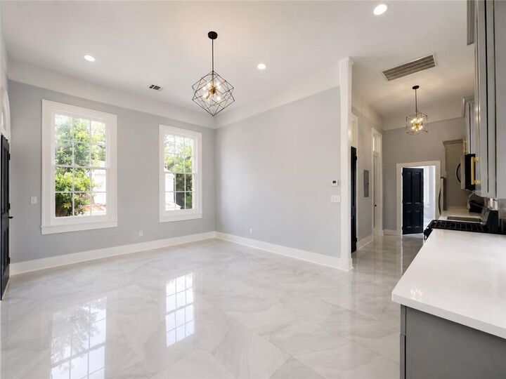 Property Photo:  2403 Carondelet Street E  LA 70130 
