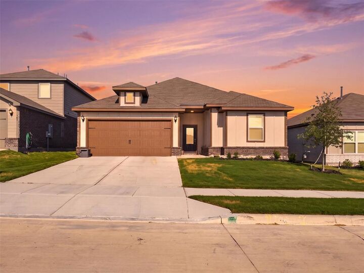 Property Photo: 905 Cawthorne Trail TX 76108