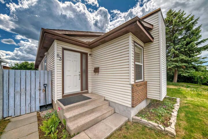 Property Photo:  83 Whitworth Way NE  AB T1Y 6B1 