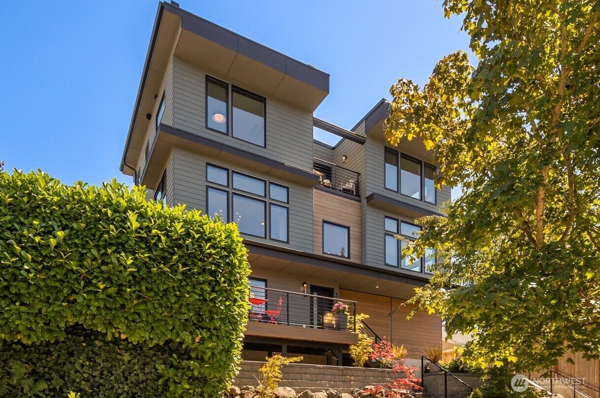 Property Photo: 3240 32nd Avenue W WA 98199